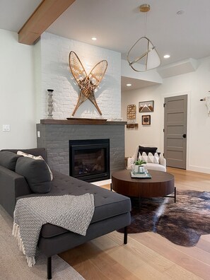 Smart TV, fireplace