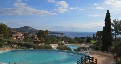 Appartement avec jardin, vue mer dans un site de vacance. Idéal pour une famille