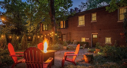 Secret Garden Guest House - 3BR/2BA - Fire pit!