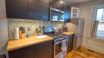 Kylskåp, mikrovågsugn, ugn och spishäll