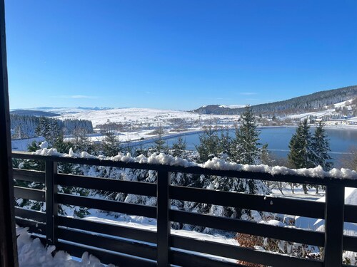 Chalet montagnard avec balcon, proche piste et centre