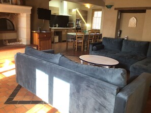 Télévision, cheminée, table de tennis de table