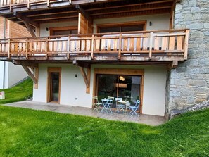 Outdoor dining - New apartment in Morzine, 6 pers, terrace, parking (Morzine)