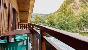 A wooden balcony with a view of a mountainous landscape. - 2 rooms 4 pers 3* in Valloire, south, WiFi, parking, balcony (Valloire)