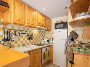 ثلاجة، ميكروويف، غسالة أطباق