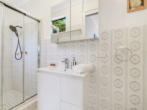 Secador de cabelo, toalhas de banho, sabonete, papel higiênico