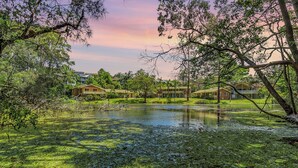 Un cadre paisible au bord d’un lac, avec une maison et un belvédère.