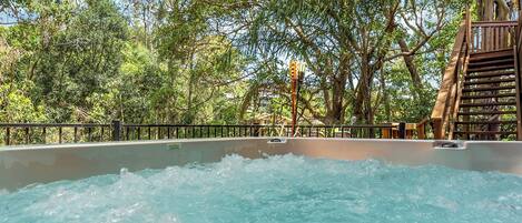 Outdoor spa tub