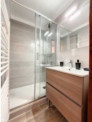 Bathroom - Renovated studio for 5 ppl, balcony, garage, WiFi - La Clusaz (La Clusaz)