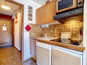 Een koelkast, een magnetron, een oven, een vaatwasser