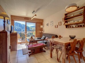 TV - La Clusaz - 6 guests, 33m² Apartment with Terrace (La Clusaz)