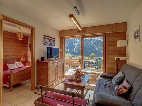 TV - La Clusaz - 6 guests, 33m² Apartment with Terrace (La Clusaz)