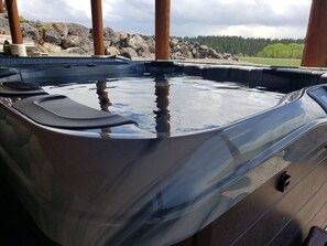 Outdoor spa tub - Warm River Butte Lodge (Ashton)