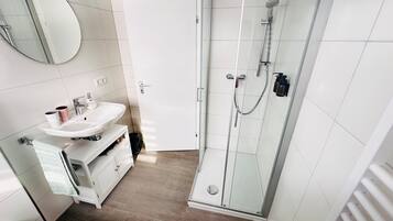 Haartrockner, Handtücher, Seife, Toilettenpapier