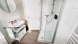 Hair dryer, towels, soap, toilet paper - Modern apartment in the northern Black Forest (Bischweier)