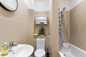 Apartamento | Banheiro | Chuveiro, toalhas de banho