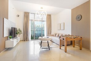 Living area - Spacious 3-bedroom apartment in beautiful Dubai with WiFi, AC, fitness room (Dubai)