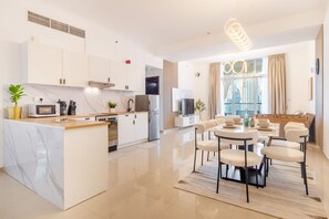 Private kitchen - Spacious 3-bedroom apartment in beautiful Dubai with WiFi, AC, fitness room (Dubai)