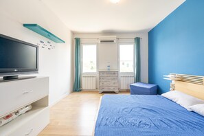 1 bedroom, Egyptian cotton sheets, premium bedding, down comforters
