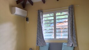 2 bedrooms, travel crib, WiFi, bed sheets - House between mountains and sea. (Deshaies)