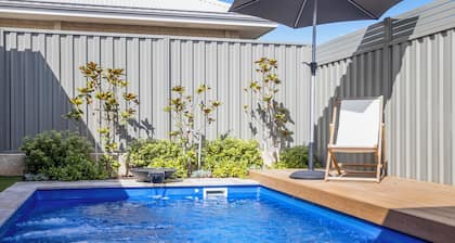 Luxurious coastal retreat 1km from the beach