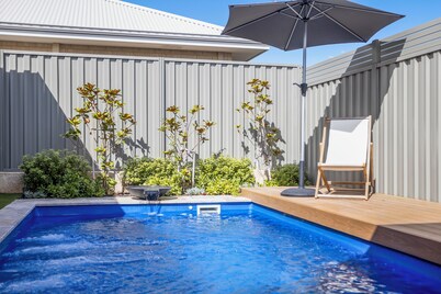 Luxurious coastal retreat by Swan BnB Management