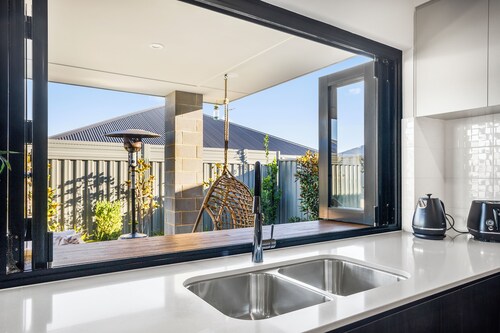 Luxurious coastal retreat by Swan BnB Management