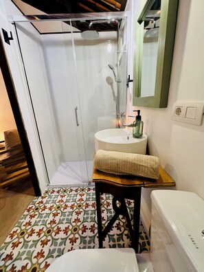 Dusche, Haartrockner, Handtücher