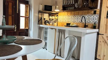 Geladeira, micro-ondas, cooktop, cafeteira/chaleira