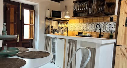 Charming Little Home Terrace with wonderful ocean and mountain views. Fast Wi-Fi