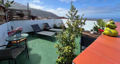 Charming Little Home Terrace with wonderful ocean and mountain views. Fast Wi-Fi