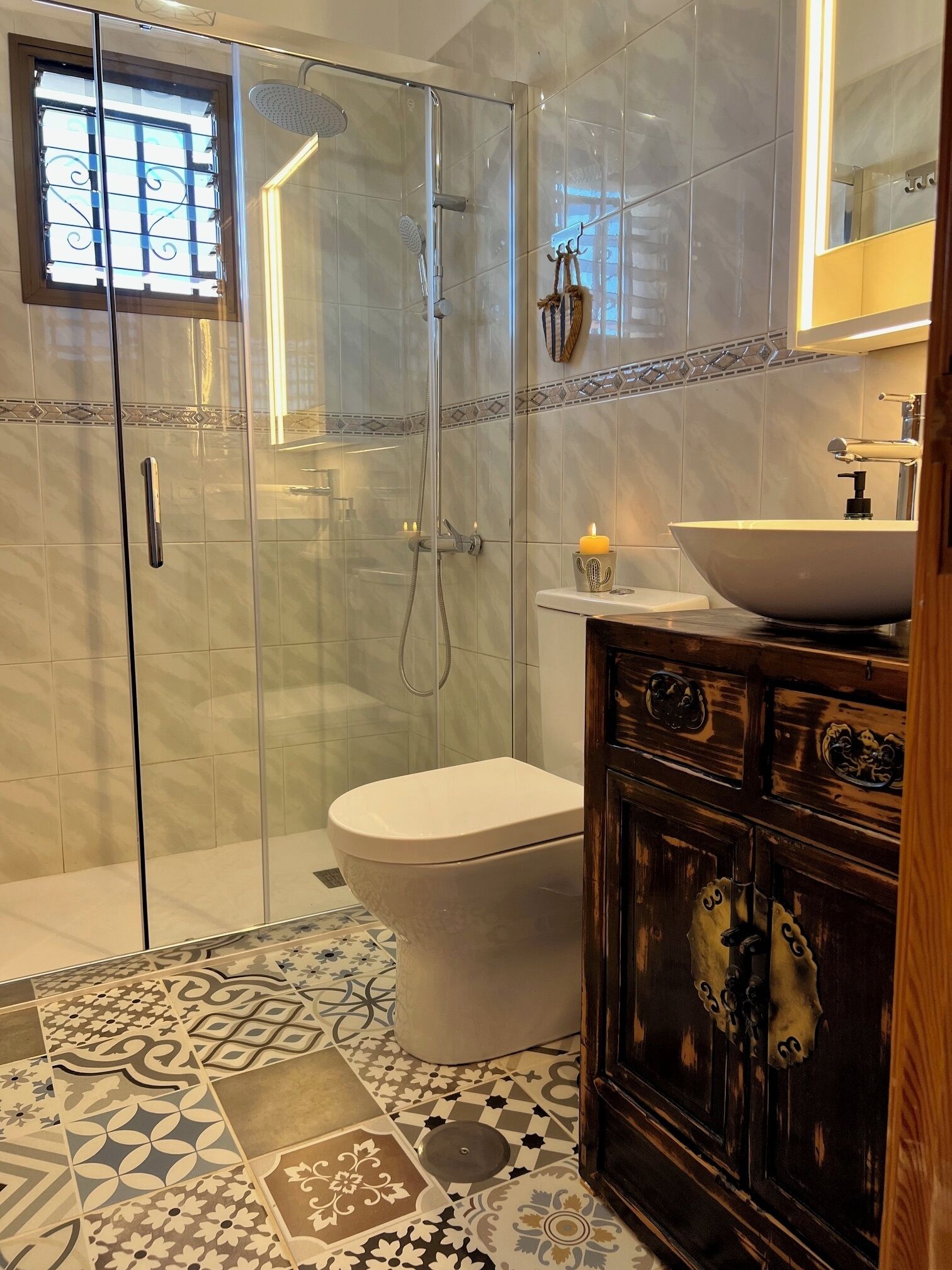 Douche, sèche-cheveux, serviettes fournies