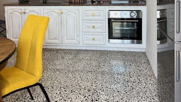 Een koelkast, een magnetron, een oven, een kookplaat