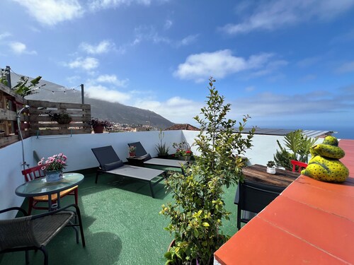 Your Perfect Getaway! Charming home! Little Terrace with ocean & mountain views