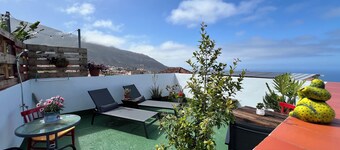 Your Perfect Getaway! Charming home! Little Terrace with ocean & mountain views