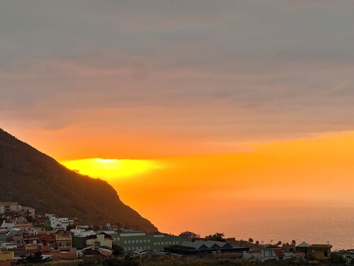 Your Perfect Getaway! Charming home! Little Terrace with ocean & mountain views