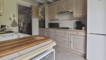 Een koelkast, een magnetron, een oven, een kookplaat