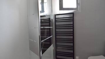 Dusche, Haartrockner, Toilettenpapier