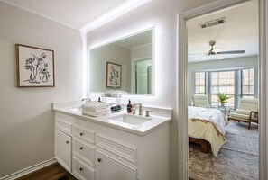 Douche, sèche-cheveux, serviettes fournies, shampoing