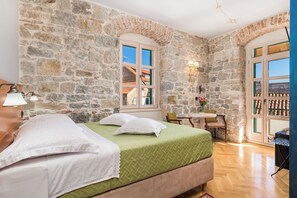 Zimmersafe, Verdunkelungsvorhänge, schallisolierte Zimmer