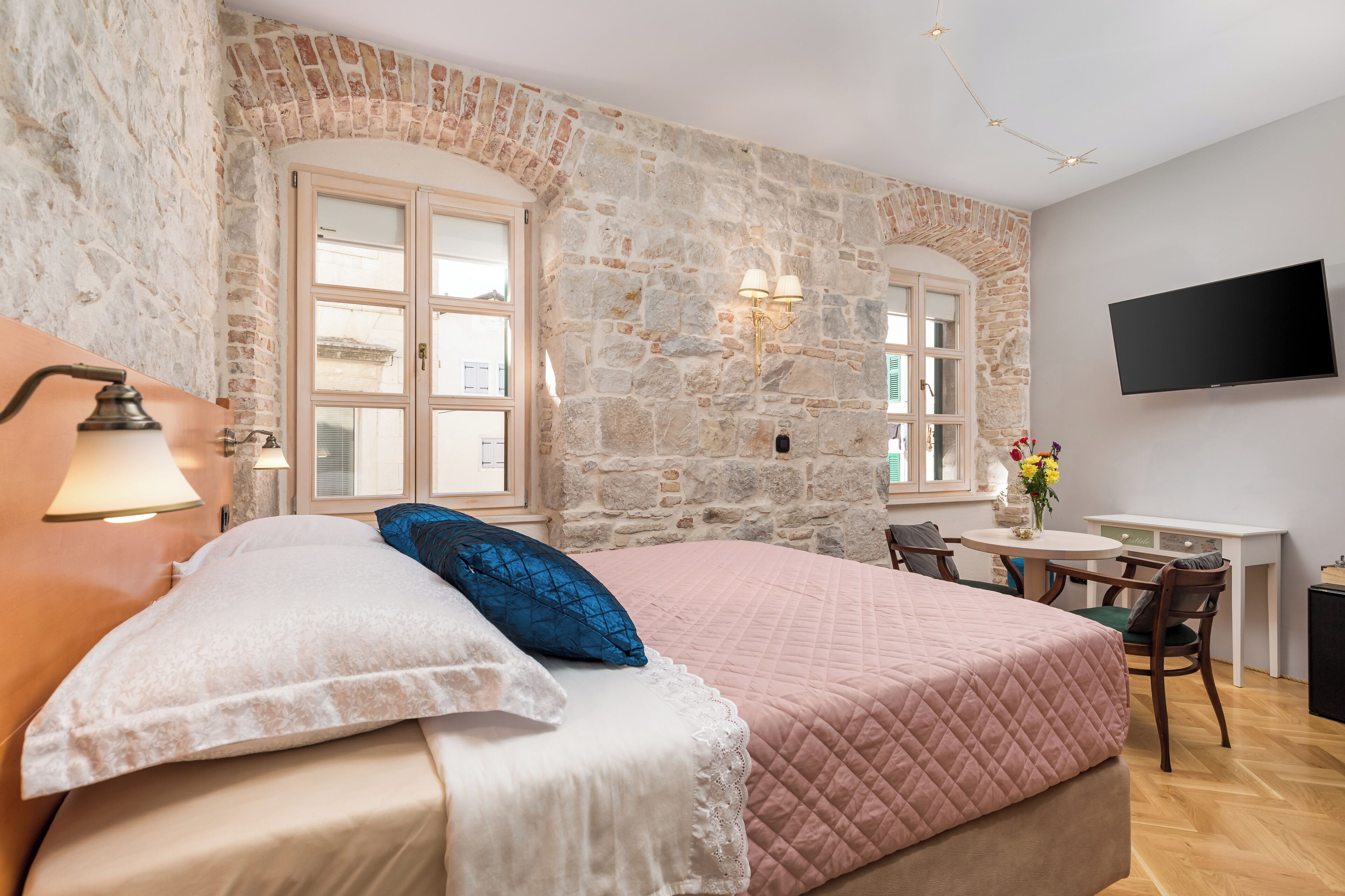 Cofres nos quartos, cortinas blackout, quartos à prova de som