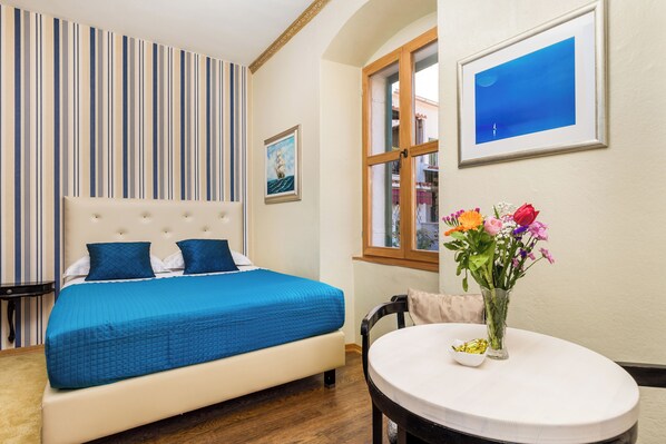 Tallelokero huoneessa, pimennysverhot, äänieristys, silitysrauta/-lauta