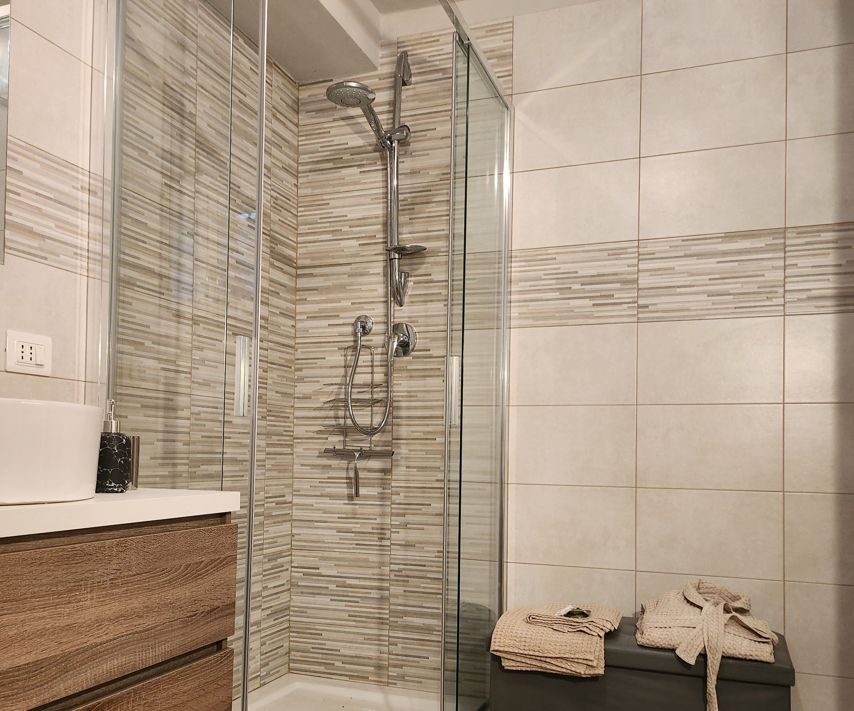 Dusj, hårføner, håndklær og såpe