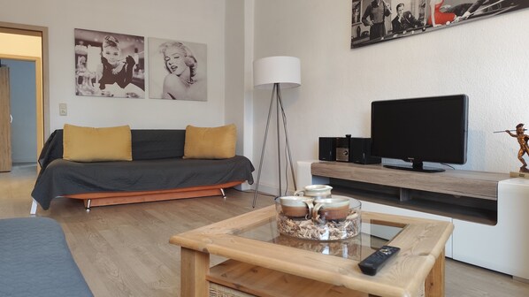 TV, stereo - Guest and vacation apartment Gläser Zwickau FeWO with 52 m² (Zwickau)