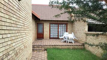 House, 2 Bedrooms | Property entrance