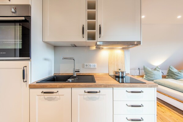 Fridge, oven, stovetop, dishwasher