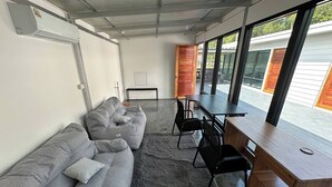 En modern inredning med en grå soffa, ett litet bord och stolar.