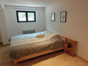 4 bedrooms, desk, iron/ironing board, travel crib