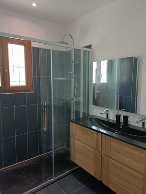Een douche, een haardroger, handdoeken, zeep