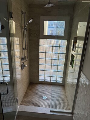 Hair dryer, towels, soap, toilet paper - Family-friendly Philly Rowhome with Garage and Deck - Dream Location!! (Philadelphia)